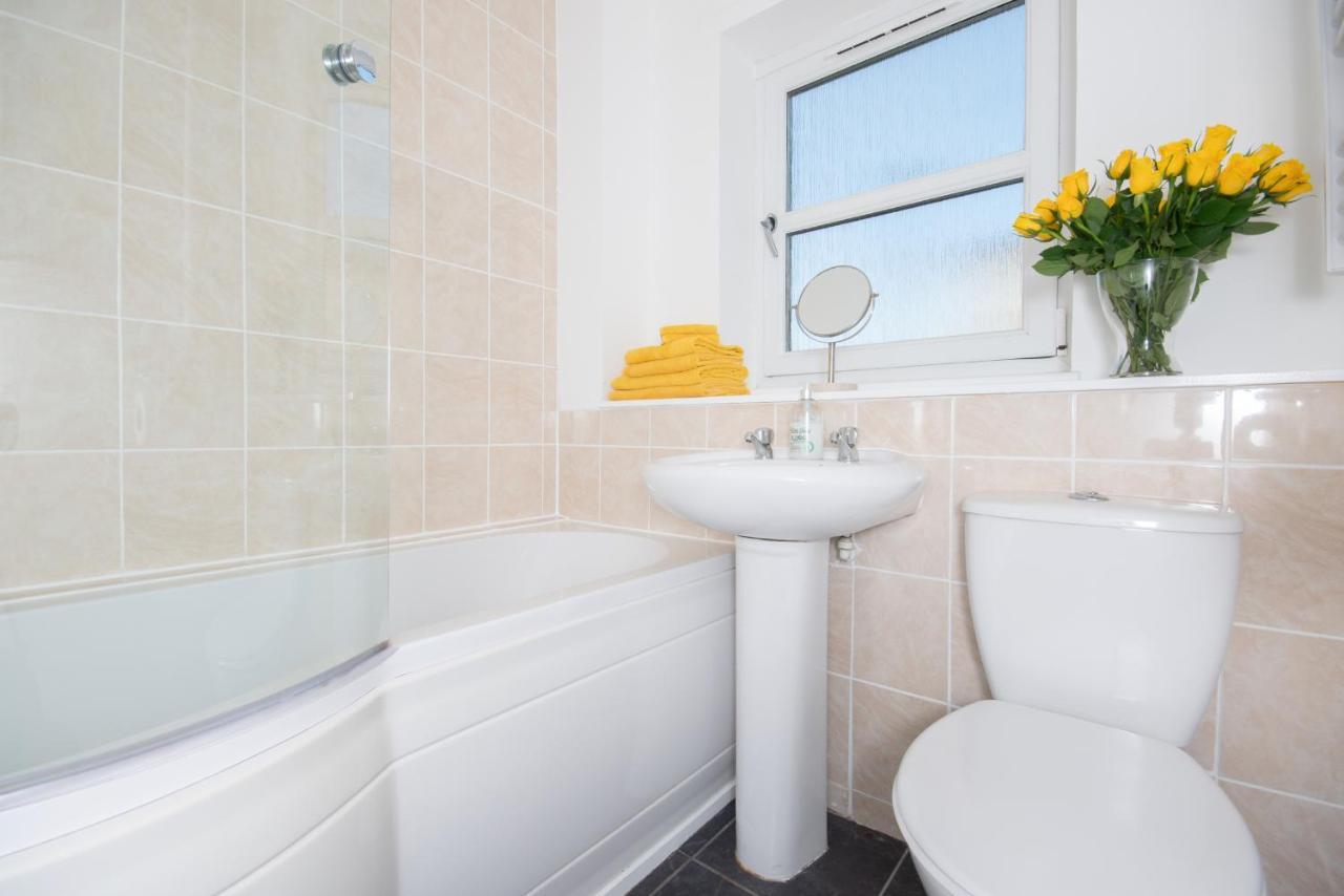 Dwellcome Home: Gated 2-Bedroom Apartment with Free Parking & Fast WiFi Aberdeen Exterior photo