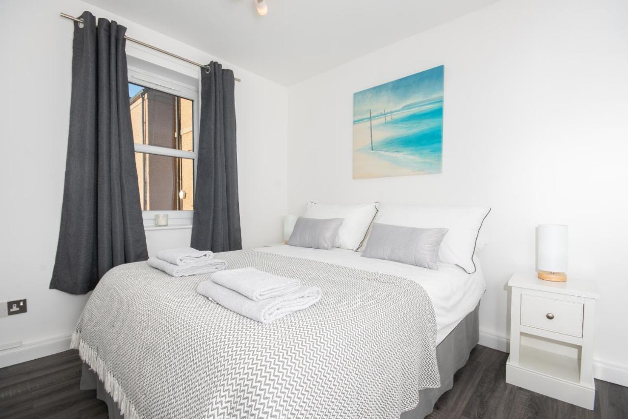 Dwellcome Home: Gated 2-Bedroom Apartment with Free Parking & Fast WiFi Aberdeen Exterior photo